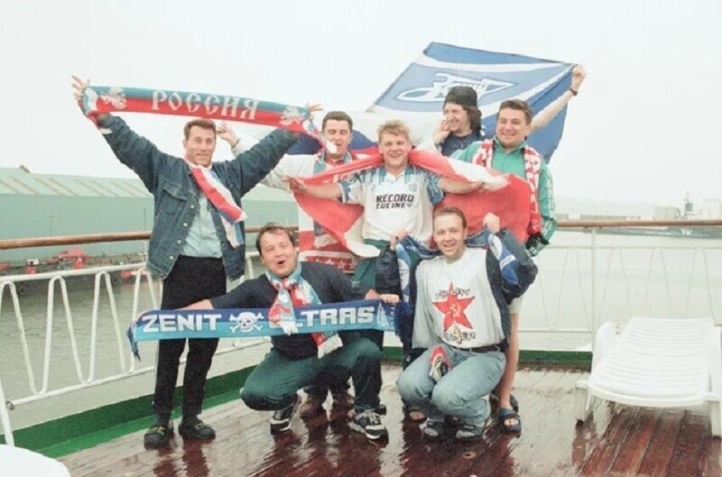 Российские футбольные фанаты прибывают на «Евро 1996», Ливерпуль, 1996 год