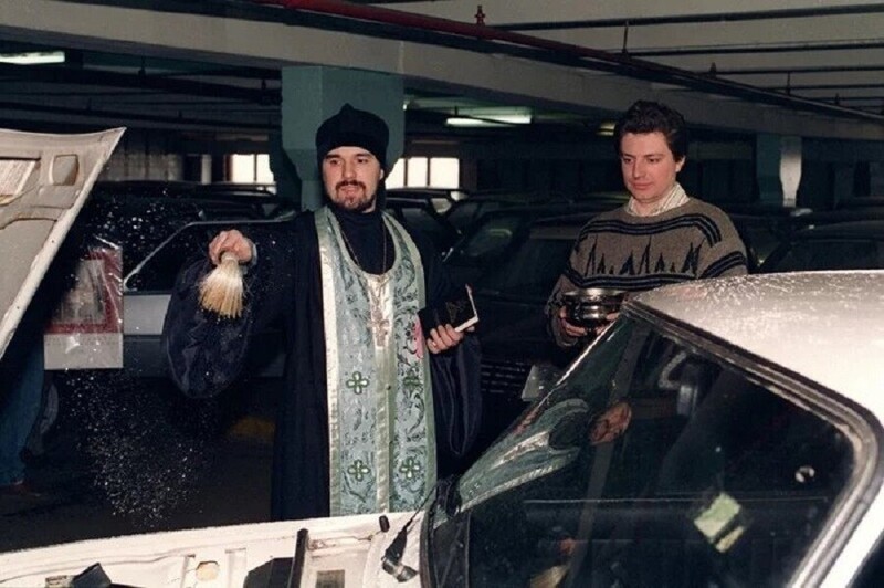 Православный бизнесмен священник за 20 баксов окропляет святой водой новый автомобиль «Лада», только что проданный в салоне одного из московских дилеров, 1995 год