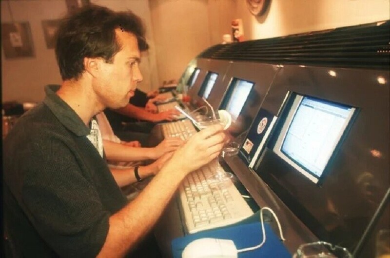 Москвичи посещают интернет-кафе, 1997 год
