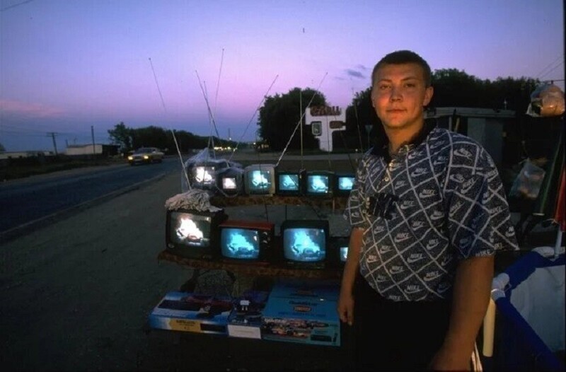Торговля бытовой техникой и игровыми приставками на трассе рядом с городом Елец, Россия, 1997 год