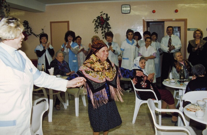 Антонина Савёлова отмечает свой 100-летний юбилей в доме престарелых в Москве, 1998 год