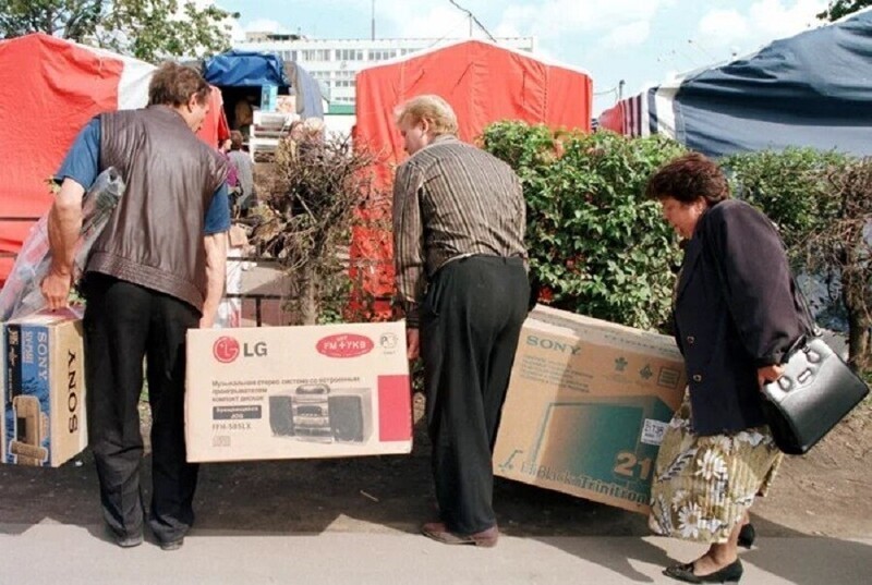 Люди стихийно скупают технику после «Чёрного понедельника», Горбушка, 1998 год
