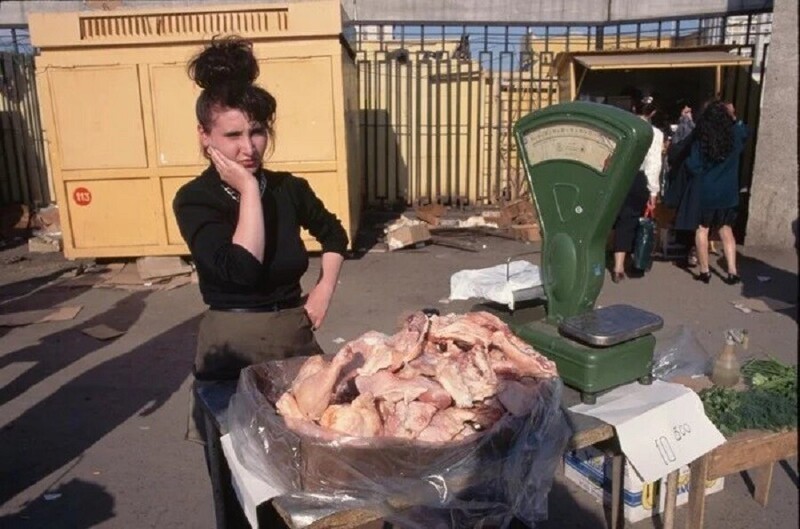Женщина продаёт американские куриные окорочка, «Ножки Буша», 1996 год