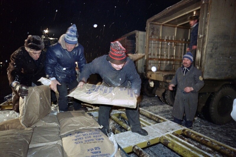 Добровольцы помогают разгружать гуманитарную помощь из Израиля, Россия, 1990 год