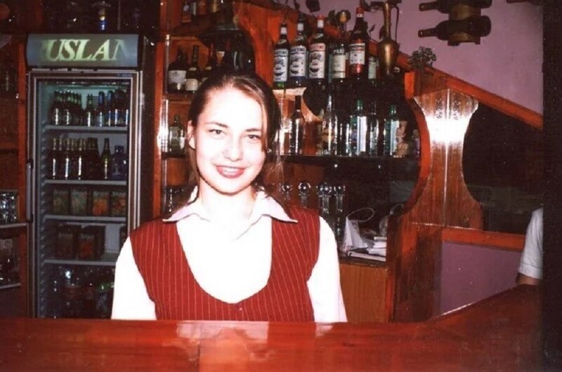 Приветливая дама за стойкой бара, Россия, вторая половина 90-х