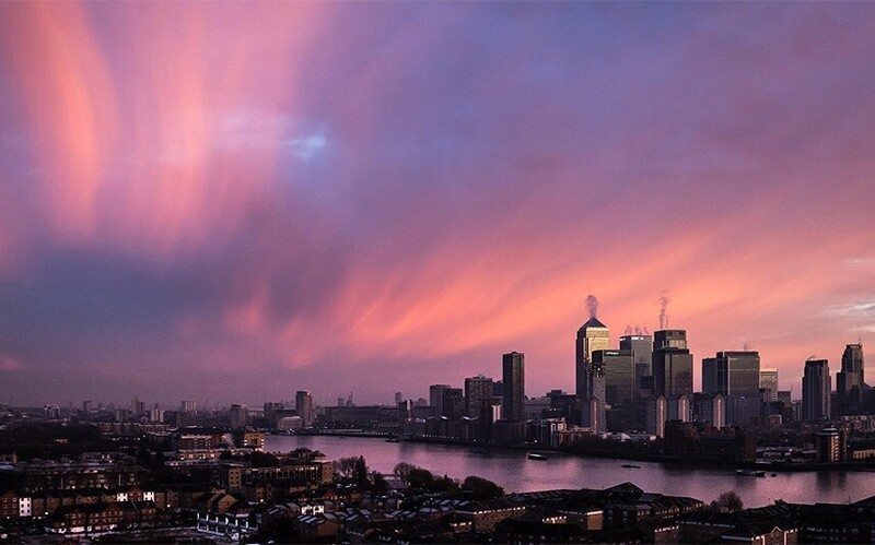 Удивительной красоты небо над Канэри-Уорф, Лондон.