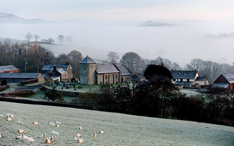 Туман медленной поступью приближается к церкви святого Дэвида в одной из деревушек в Уэльсе.