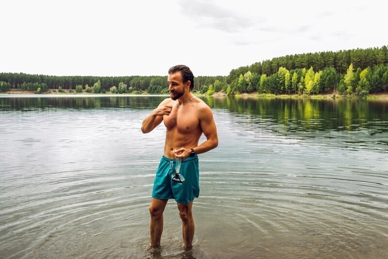 Житель Томска побил рекорд Гиннеса по жиму штанги под водой