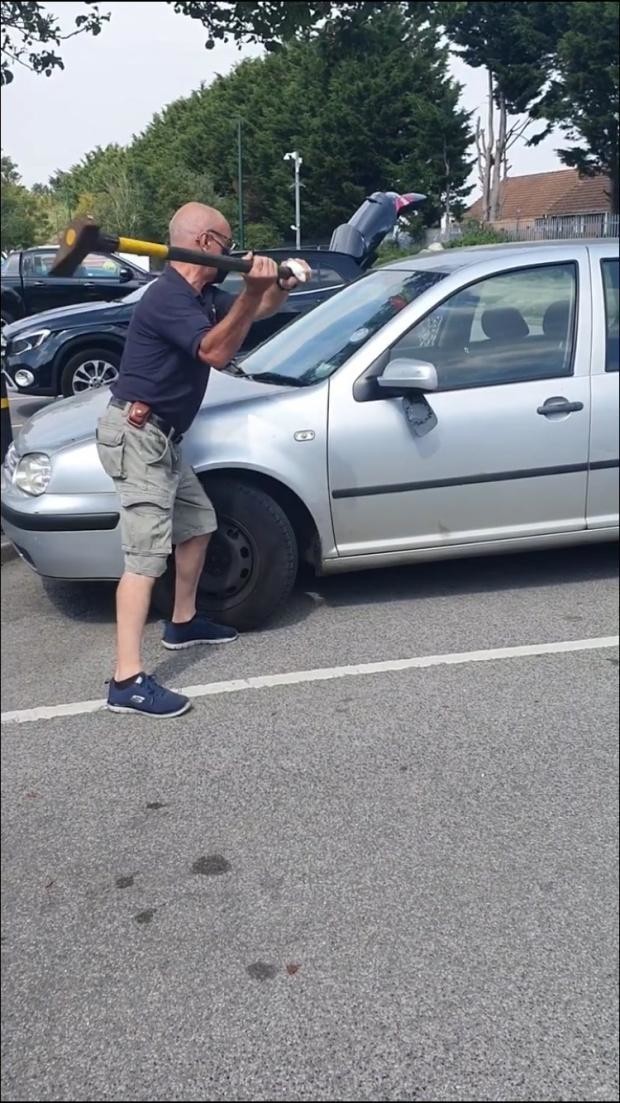 Мужчина разбил окно машины, чтобы вытащить собаку