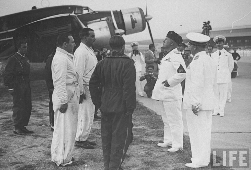 Бенито Муссолини поздравляет с победой пилотов на военной базе.1940