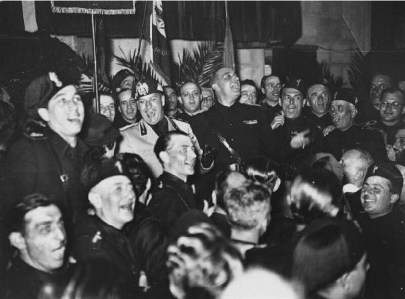 Галеаццо Чиано и Бенито Муссолини в компании чернорубашечников отмечают начало войны. Милан. 1939