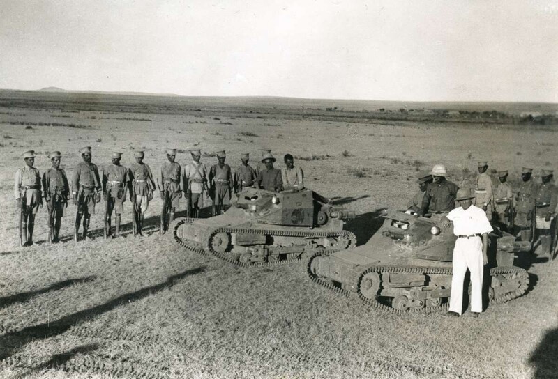 Абиссинские солдаты позируют возле захваченных итальянских танков.
