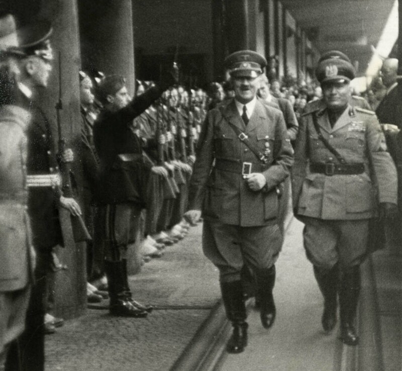 Встреча Адольфа Гитлера и Бенито Муссолини на пограничной станции Бреннер в Италии.1940.