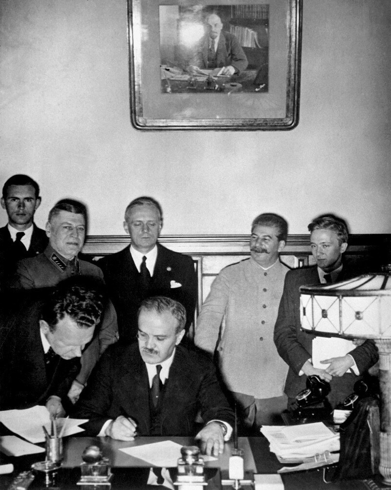 23 августа 1939 подписан пакт Молотова-Риббентропа
