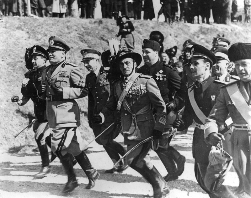 Бенито Муссолини с офицерами генерального штаба.1940