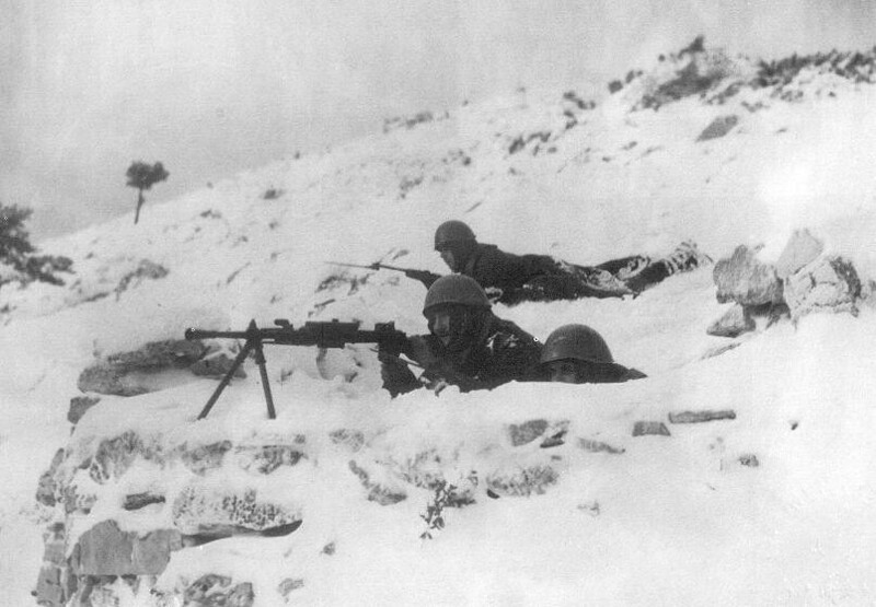 Итальянские артиллеристы в действии на передовой во время греческой компании. 1940-41