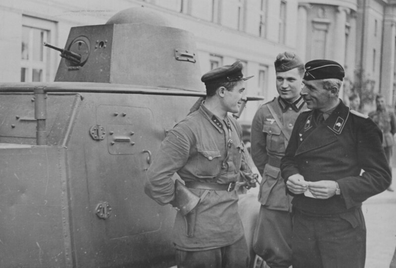 Советские и германские офицеры общаются в Брест-Литовске 18 сентября 1939 года