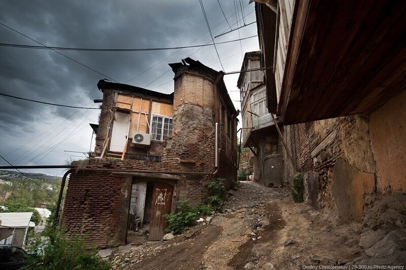 Похоже на улицы старой части Тбилиси: