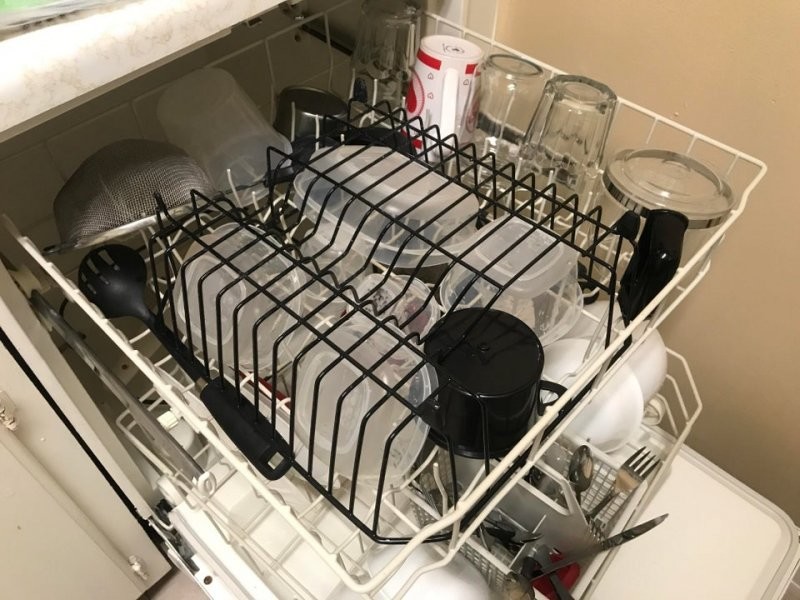 Я использую металлическую подставку для посуды, чтобы пластиковые контейнеры не переворачивались в посудомоечной машине
