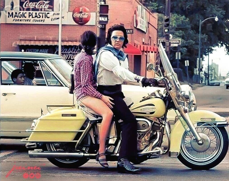 Элвис Пресли и Мэри Селф на мотоцикле Харли-Дэвидсон, 1971 год