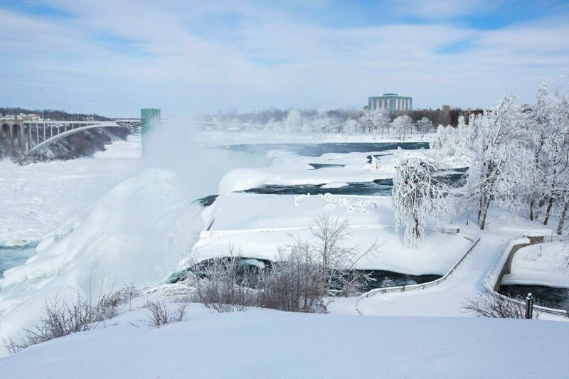 Сухие дни Ниагарского водопада