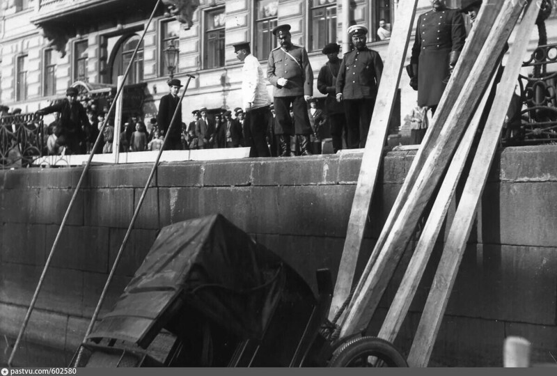 Автомобильная авария на набережной реки Мойки, Санкт-Петербург. Спасательные работы. сентябрь 1912 года.