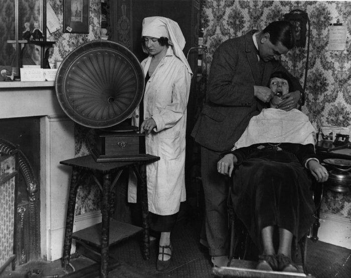2. Помощница стоматолога включает радио на полную громкость, чтобы отвлечь пациента от боли. 1922 год.