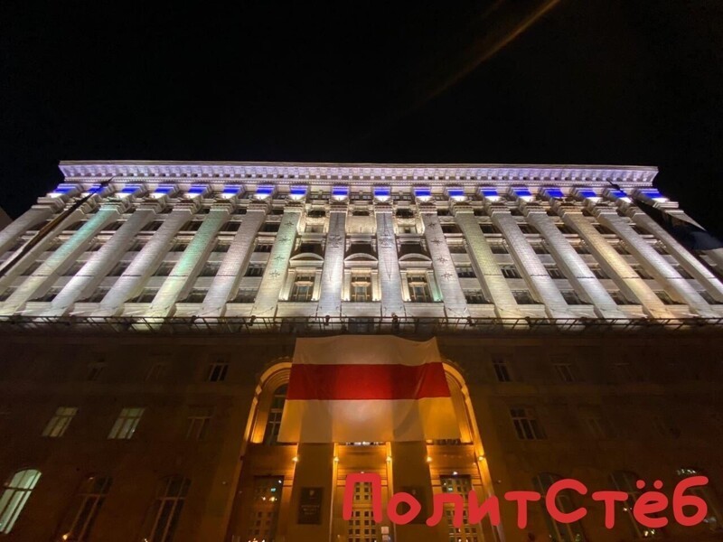 Вот так со вчерашнего вечера выглядит здание Киевской мэрии. Кличко распорядился.
