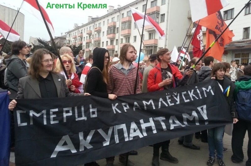 Забавно, но оккупанты идут след в след за этими людьми с плакатом "Смерть оккупантам". При чём оккупанты НАТОвские.