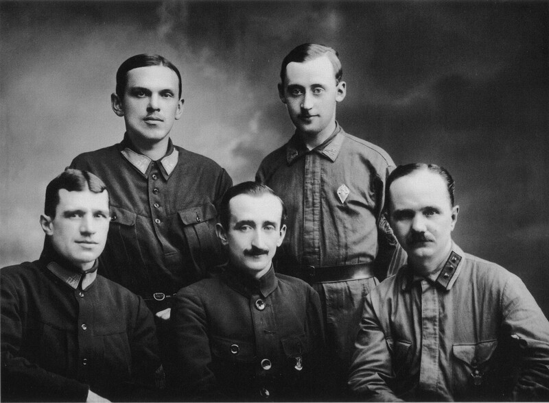 Группа руководителей Ленинградскоо пожарного отдела (сидит первый справа А. К. Булла). 8 августа 1925 г