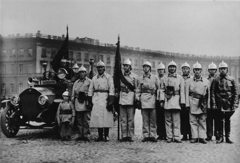 Пожарная команда торгового порта на параде пожарных частей. 1925 г.