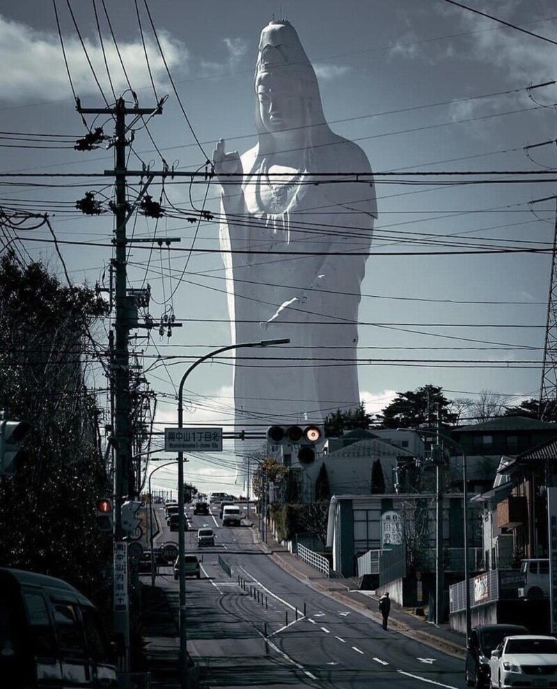 Это не фотошоп, а 100-метровая статуя богини Каннон, расположенная в городе Сэндай, Япония. Это одна из самых высоких статуй в мире