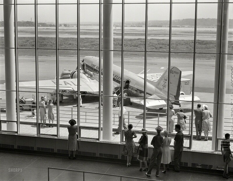 В зале ожидания аэропорта; июль 1941 года