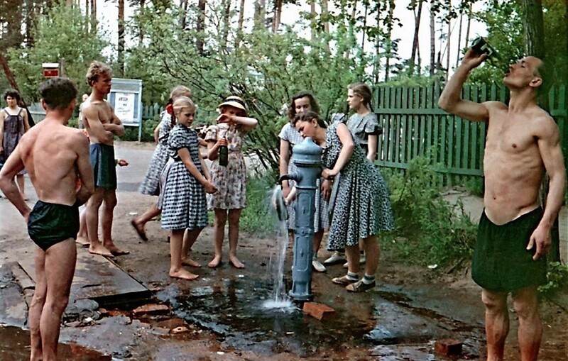 У колонки. Москва, Серебряный бор, жаркое лето 1957 года