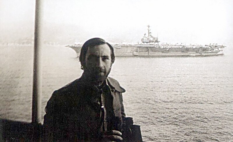 Владимир Высоцкий на фоне американского авианосца, во время круиза в апреле-мае 1976 года на теплоходе «Белоруссия».