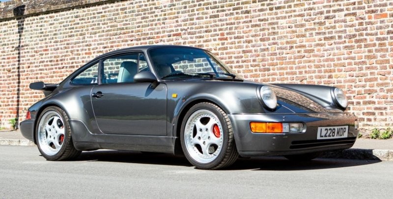 2. Porsche 911 Turbo (№WPOZZZ96ZRS470127) 1993 года продали за £164,250 (16 900 000 руб.). Пик популярности у этой модели был в 2015 году, позже цены опустились. Сейчас они снова растут.