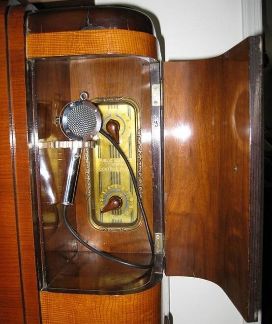 Первое в мире караоке на 10000 слушателей. Радиоприемник Crosley 1936 года.