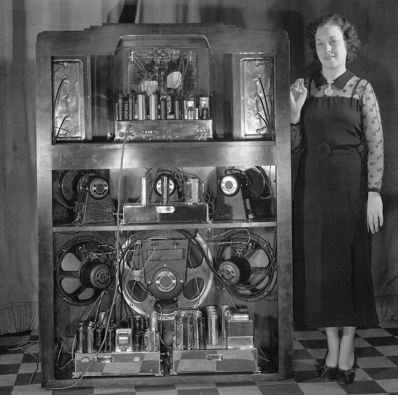 Первое в мире караоке на 10000 слушателей. Радиоприемник Crosley 1936 года.