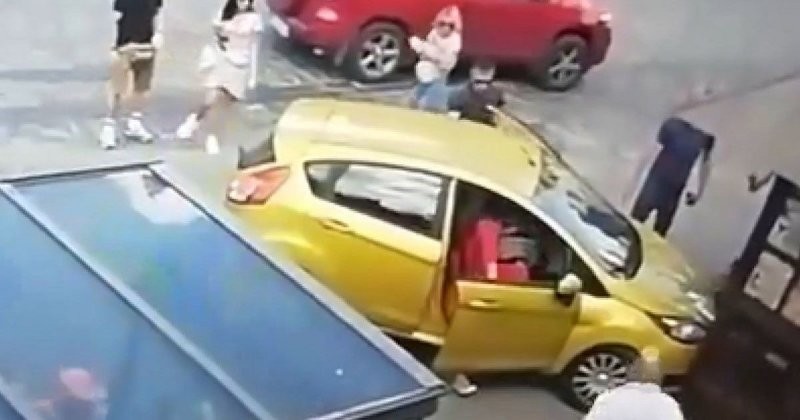 Женщина на легковушке дважды сбила пешехода
