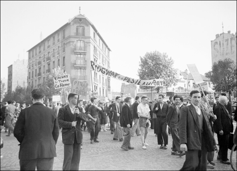 1952. Коммунисты проводят демонстрацию протеста против прибытия Мэтью Риджуэя, преемника генерала Эйзенхауэра во главе сил НАТО в Европе.