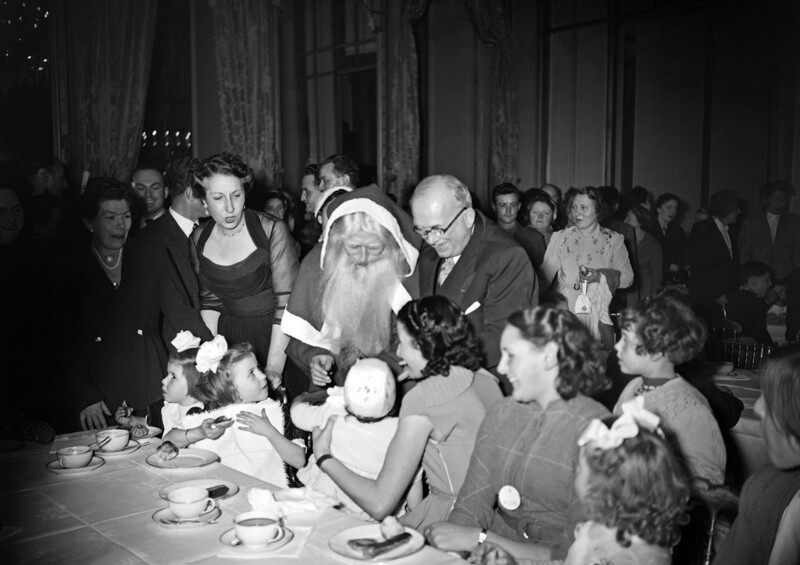1952. Президент Франции Венсан Ориоль, его жена Мишель и Санта-Клаус беседуют с детьми, которые присутствуют на традиционной рождественской вечеринке в Елисейском дворце