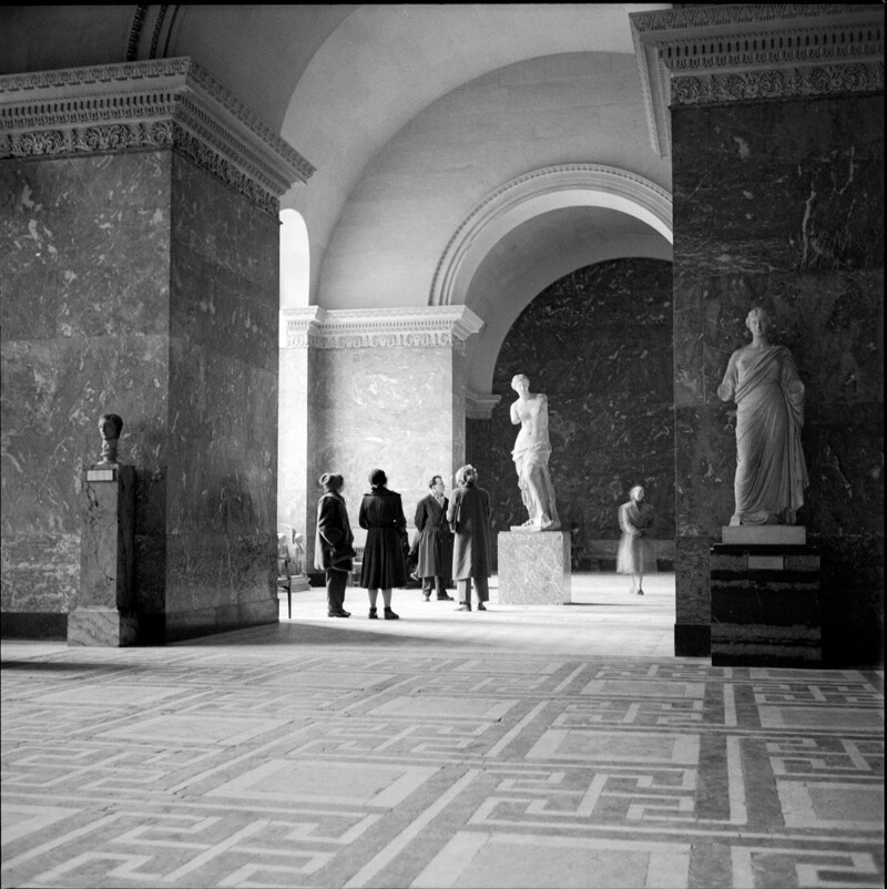 1952. Люди у входа в Лувр