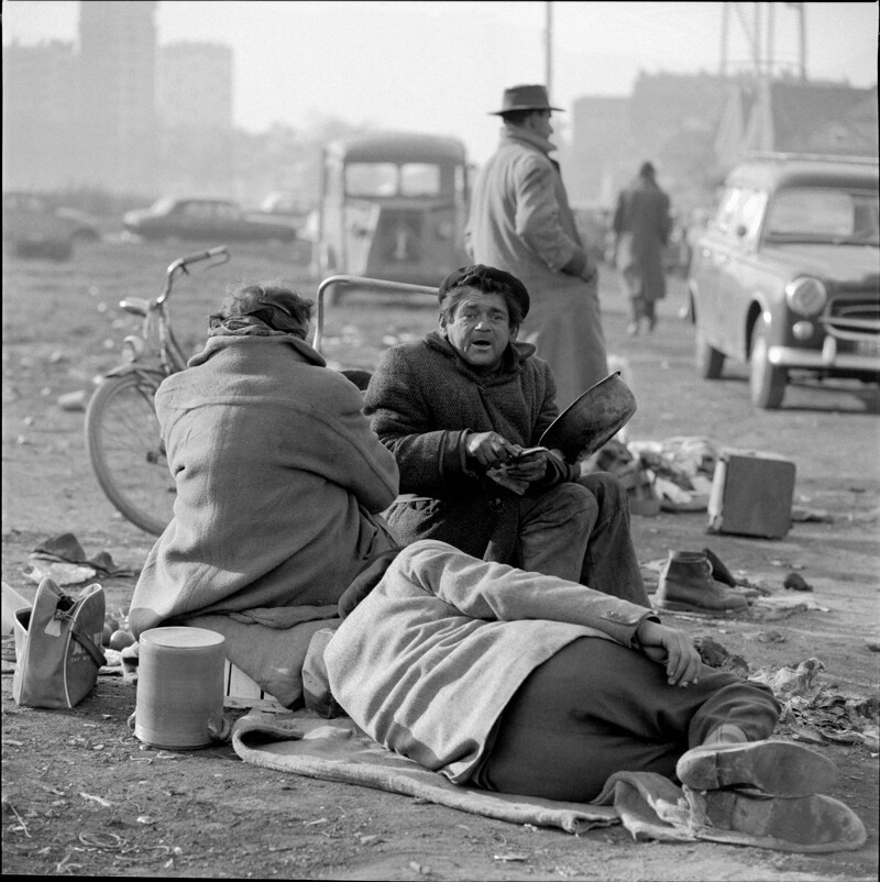 1961. Бездомные на тротуаре в Сент-Уэне