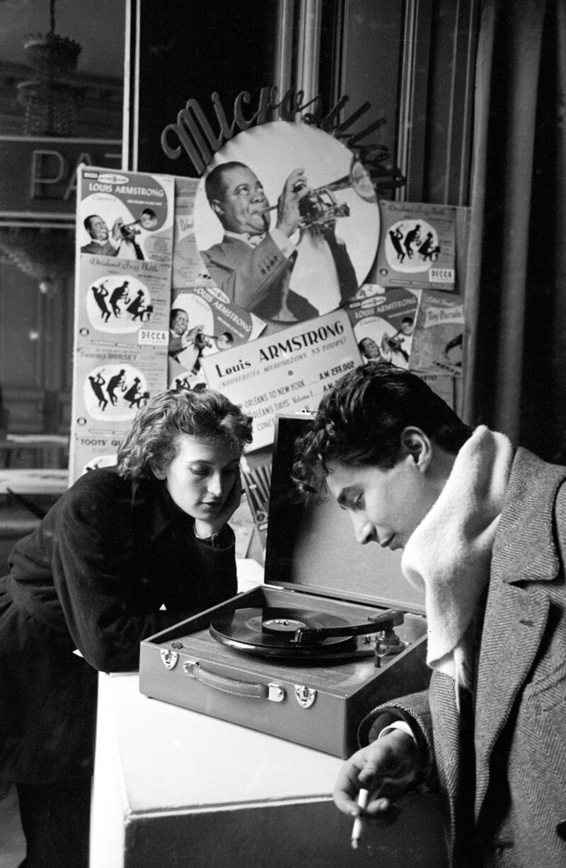 1952. Парижане слушают записи Луи Армстронга во время фестиваля Salon Du Jazz, посвященном поклонникам джаза