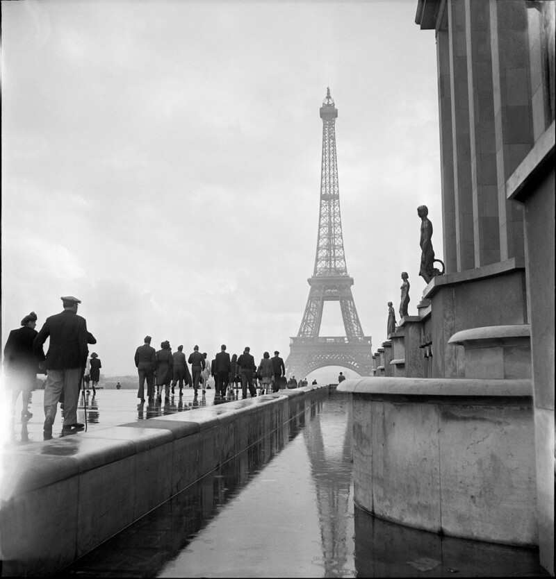 1952. Туристы перед Эйфелевой башней