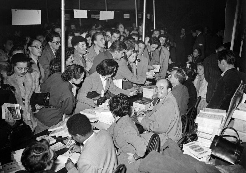 1952. Французский актер Бернар Блие посещает ежегодную книжную распродажу, организованную Национальным комитетом писателей (CNE) в Париже 25 октября