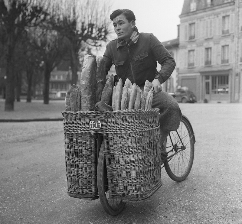 1952. Разносчик Жан Роммьер прицепил значок «Мне нравится Айк» на своей велосипедной корзине во время кампании Дуайта Эйзенхауэра за пост президента Соединенных Штатов.