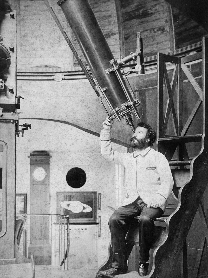 Камиль Фламмарион смотрит в окуляр 9½-дюймового рефрактора Барду в своей обсерватории в Жювизи-Сюр-Орж на севере Франции, середина 1880 годов
