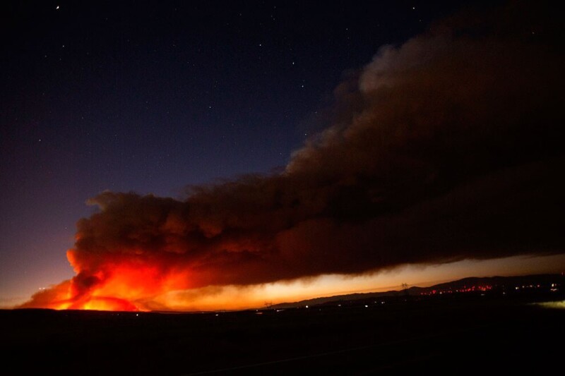 Пламенем охвачено более 12 тысяч гектаров — площадь пожаров увеличилась за сутки втрое. (Фото Ringo H.W. Chiu):