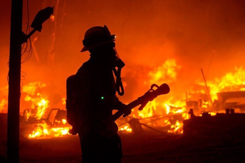 В тушении пожара задействовано 1,5 тысячи пожарных, несколько специальных самолетов и вертолетов, более 50 пожарных машин. (Фото Ringo H.W. Chiu):